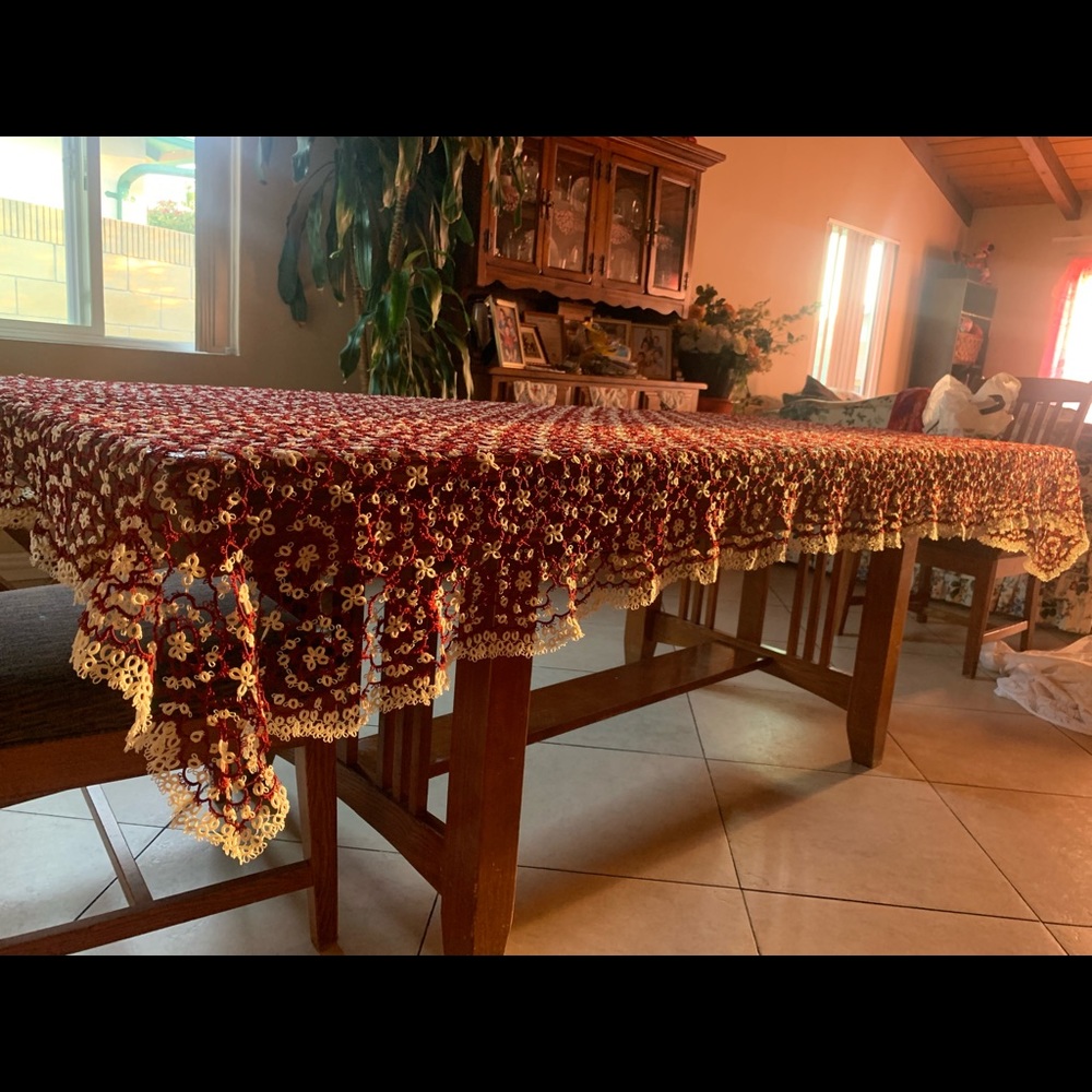 Frivolite  6-8 dinning table
